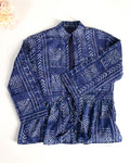 Chaqueta azul marino geométrica con volante