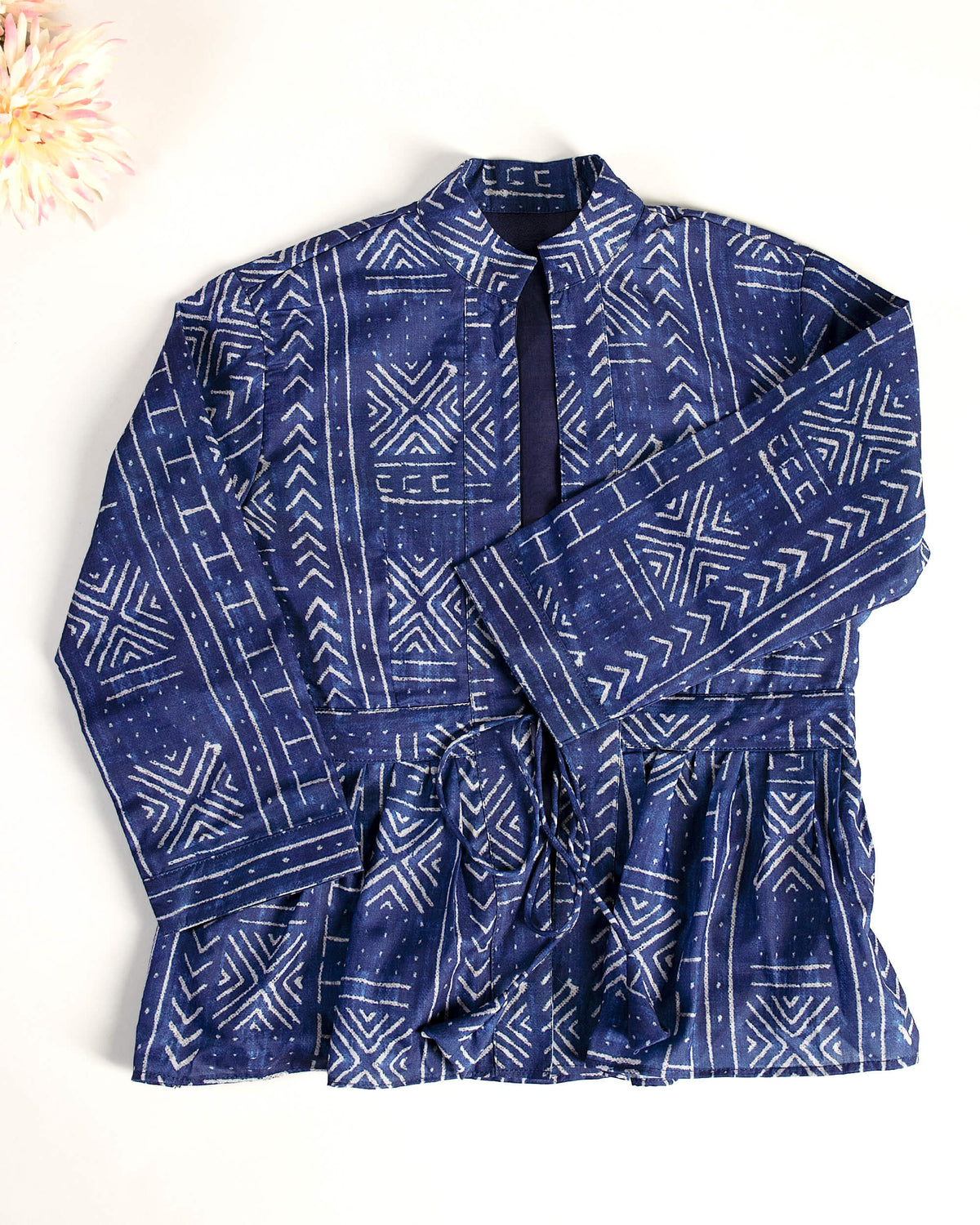 Chaqueta azul marino geométrica con volante