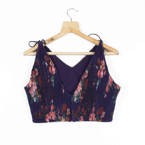Blusa de satén plisado floral azul marino y rosa con lazada