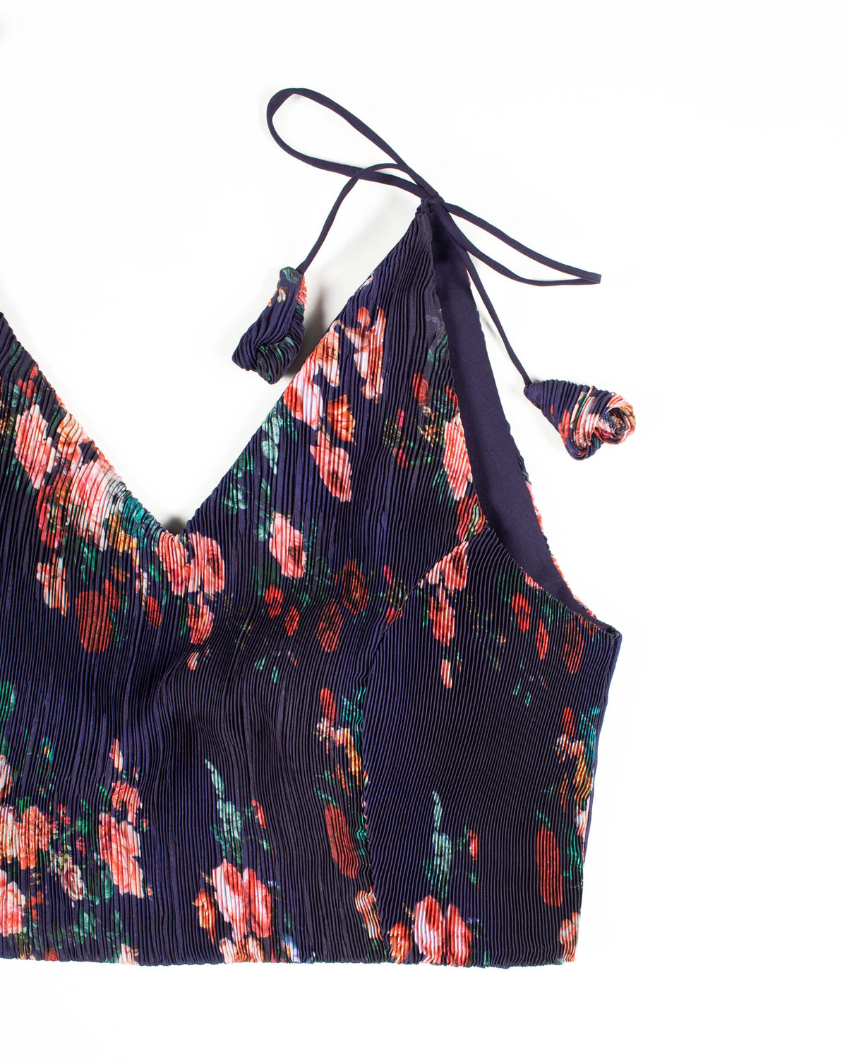 Blusa de satén plisado floral azul marino y rosa con lazada