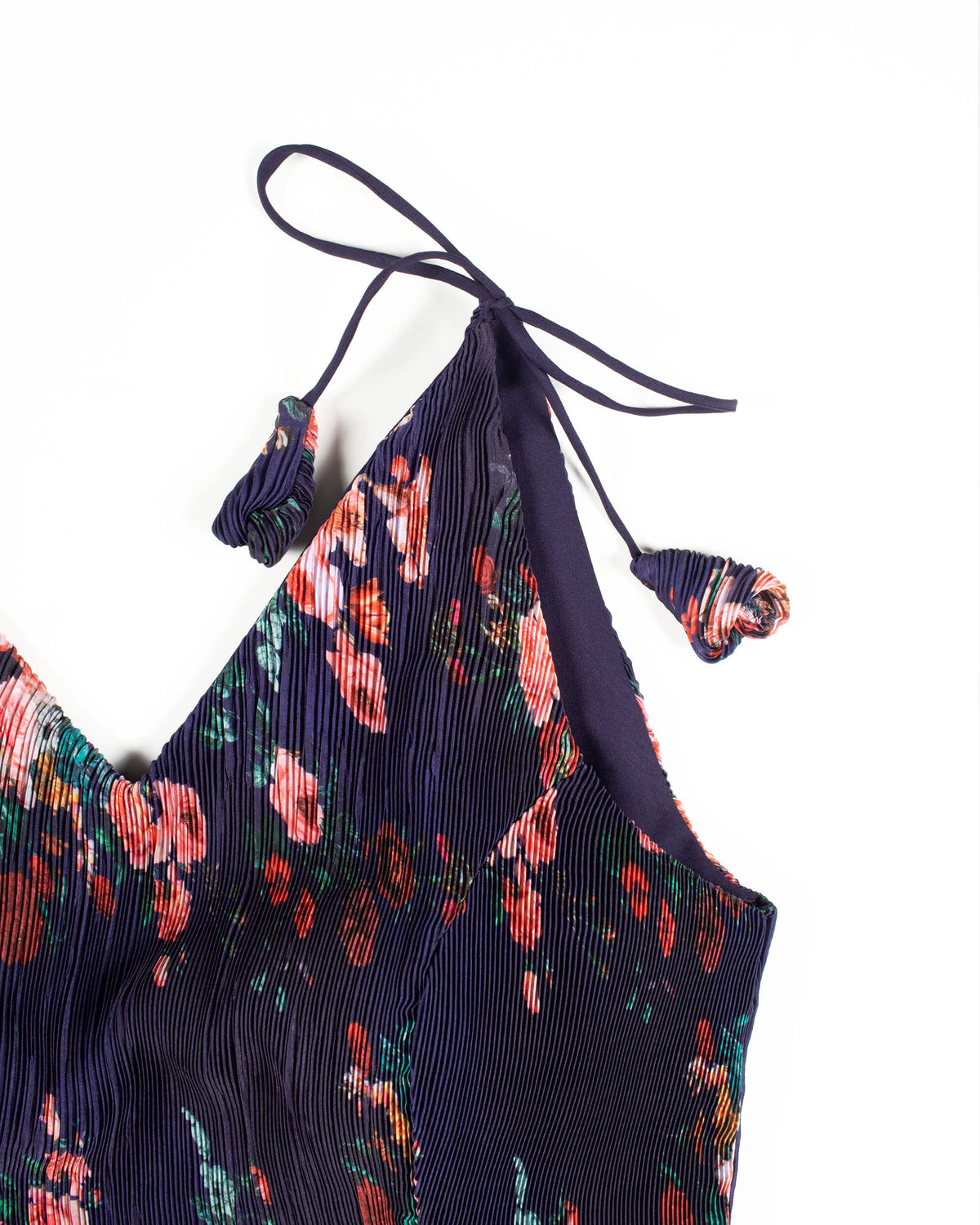 Blusa de satén plisado floral azul marino y rosa con lazada