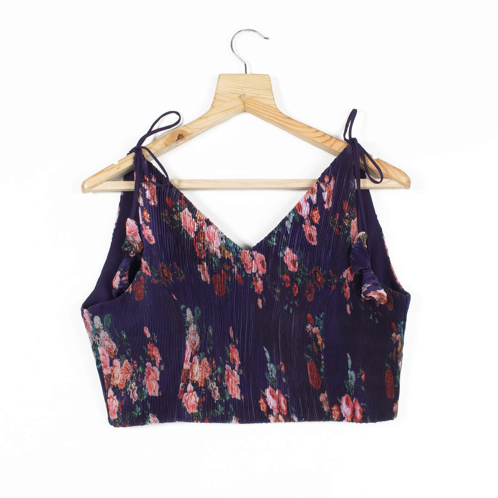 Blusa de satén plisado floral azul marino y rosa con lazada