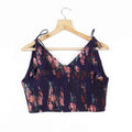 Blusa de satén plisado floral azul marino y rosa con lazada