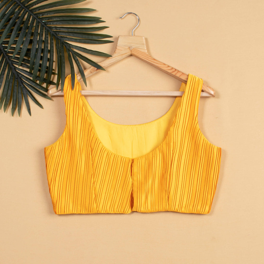 Blusa de satén plisado amarillo mostaza
