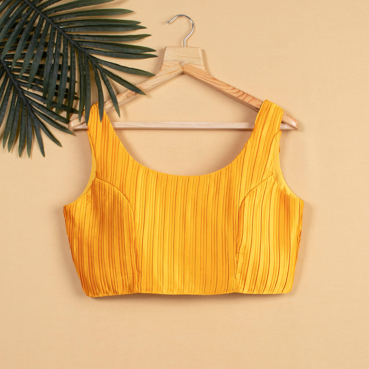 Blusa de satén plisado amarillo mostaza