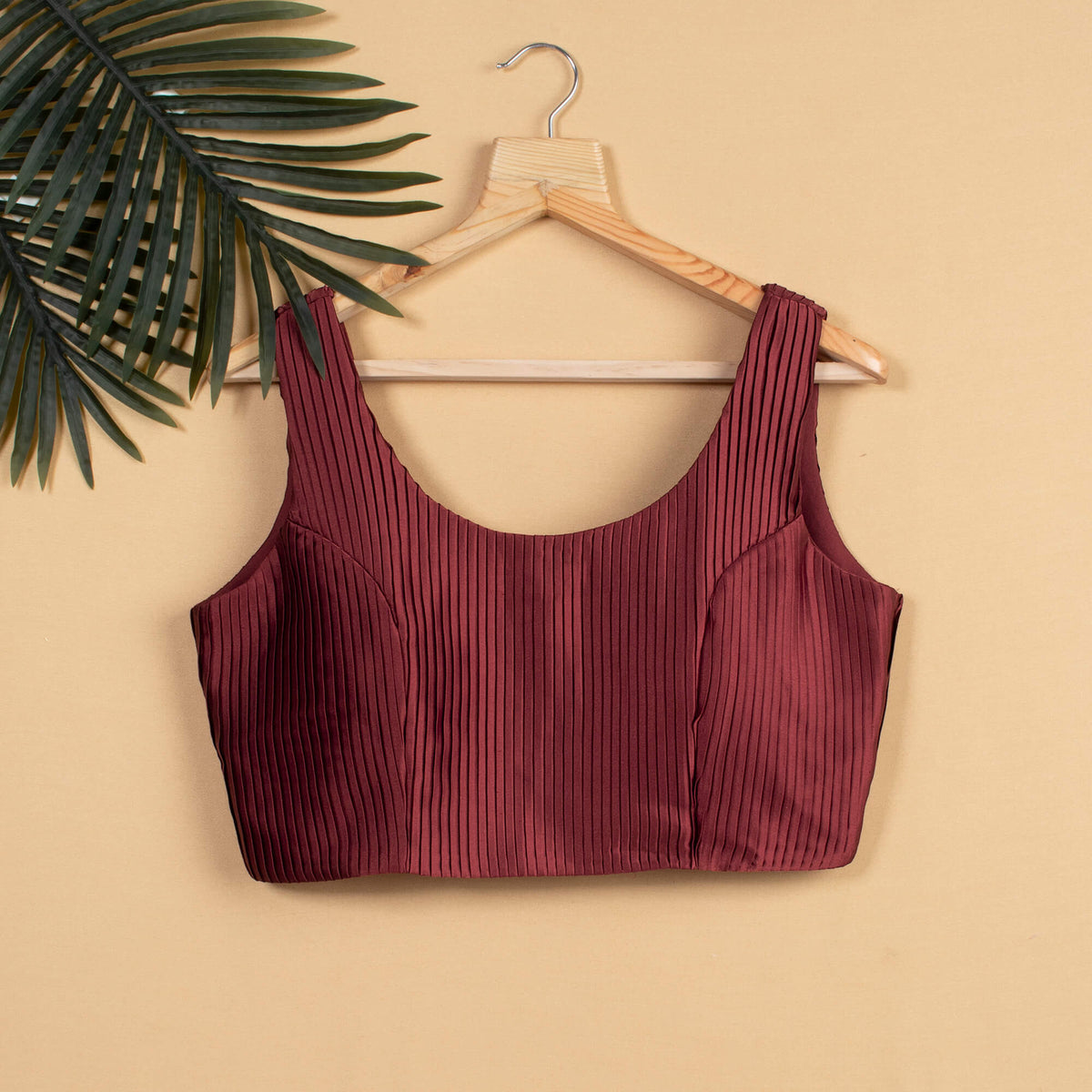 Blusa de satén plisado granate