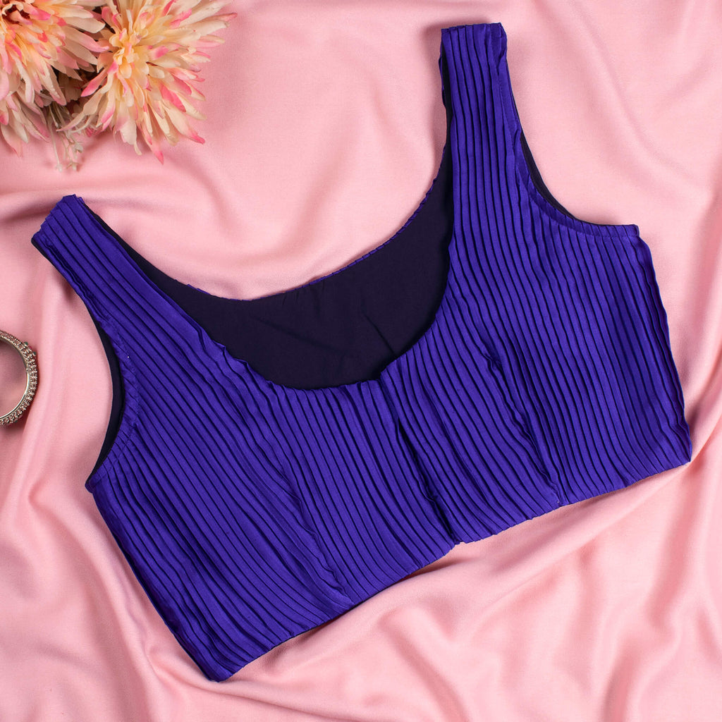 Blusa de satén plisado morado vino