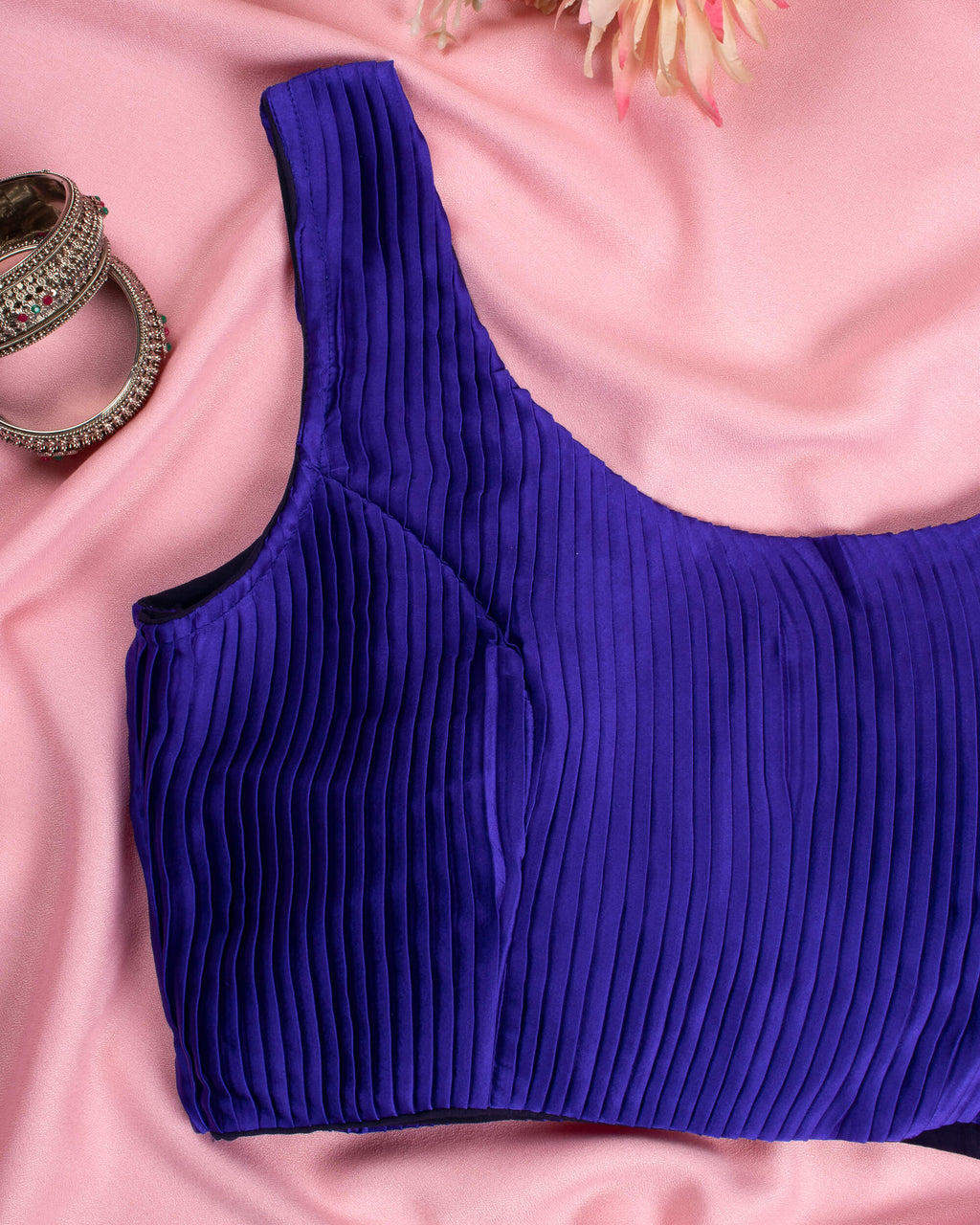 Blusa de satén plisado morado vino