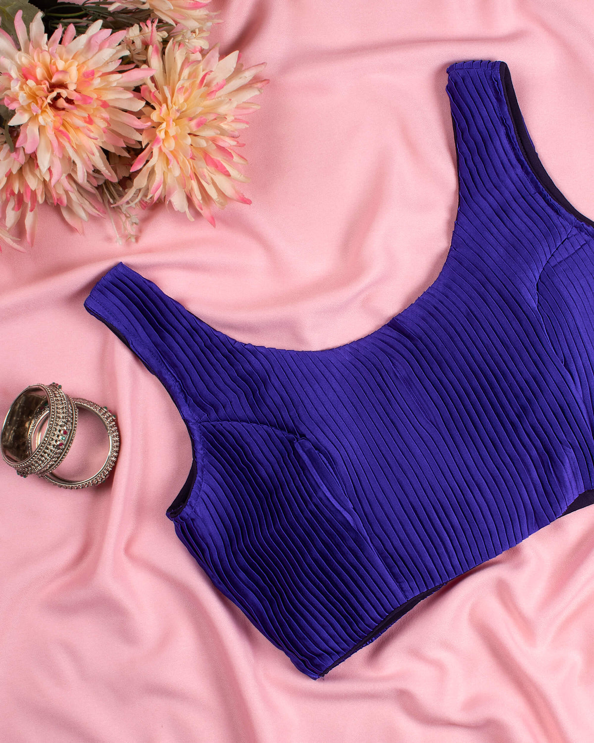 Blusa de satén plisado morado vino