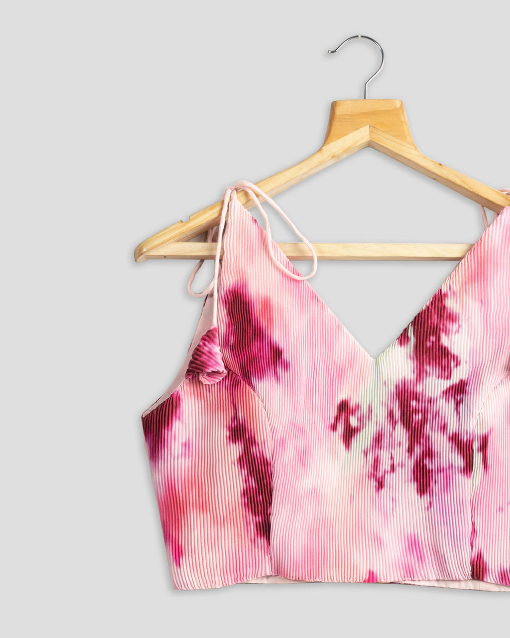 Blusa plisada rojo manzana con efecto tie-dye
