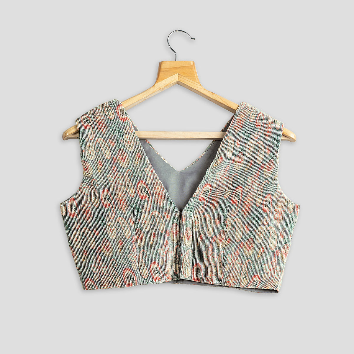 Blusa de satén gris con estampado paisley