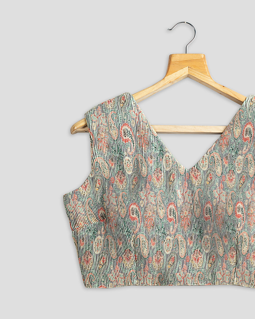 Blusa de satén gris con estampado paisley