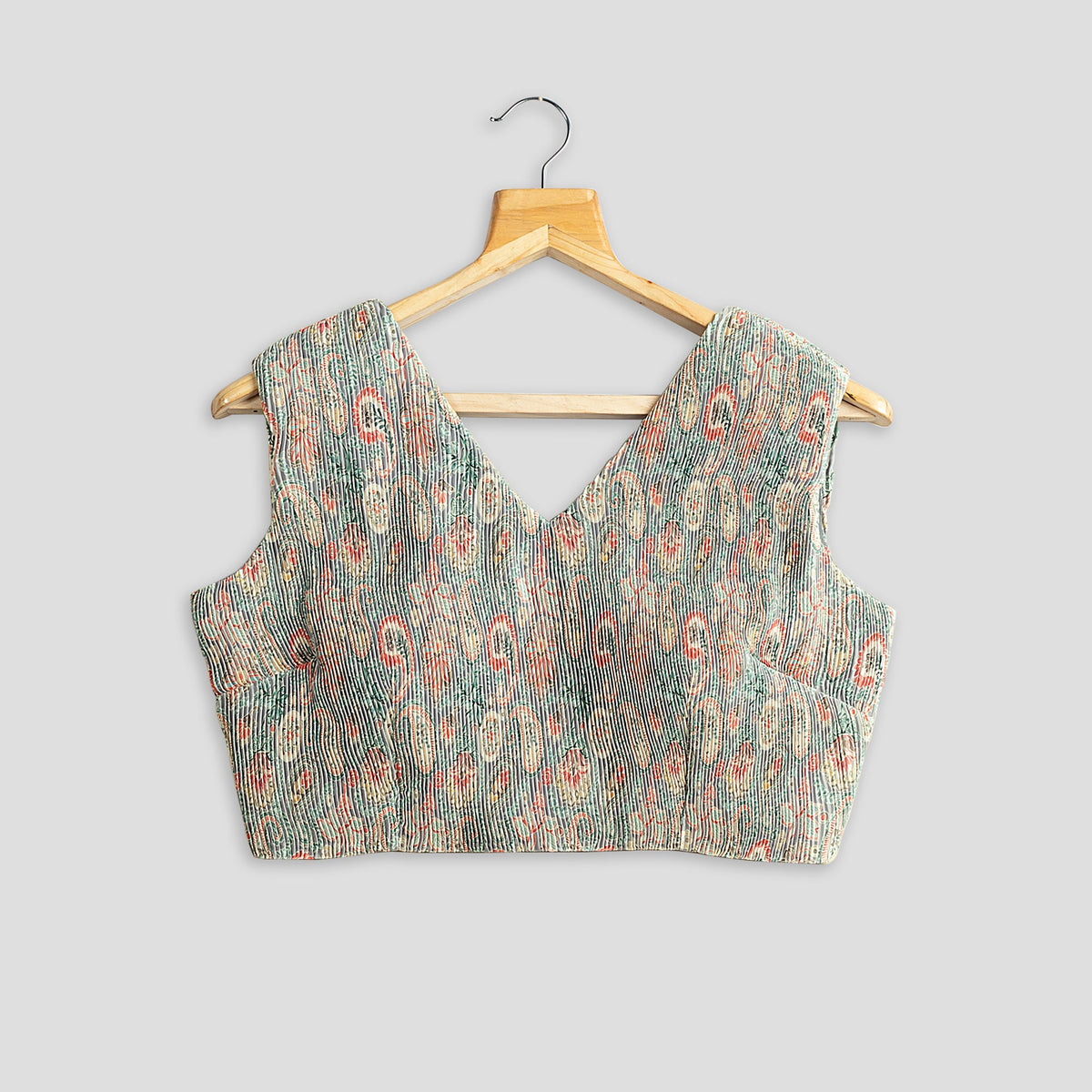 Blusa de satén gris con estampado paisley