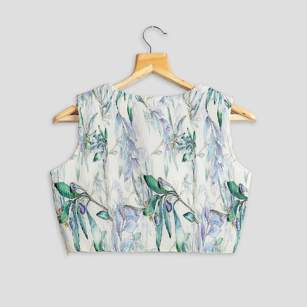 Blusa plisada blanca con estampado de hojas