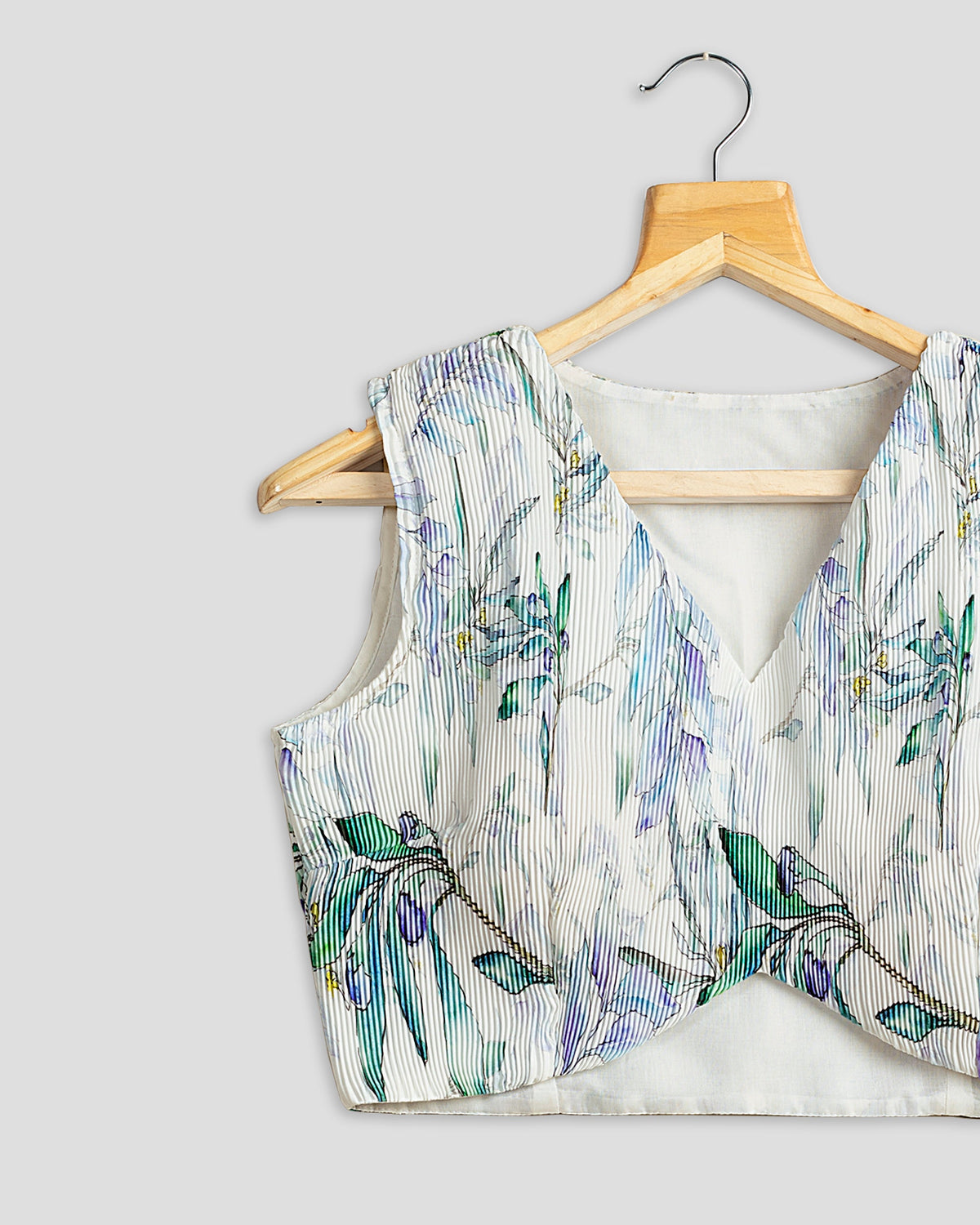 Blusa plisada blanca con estampado de hojas