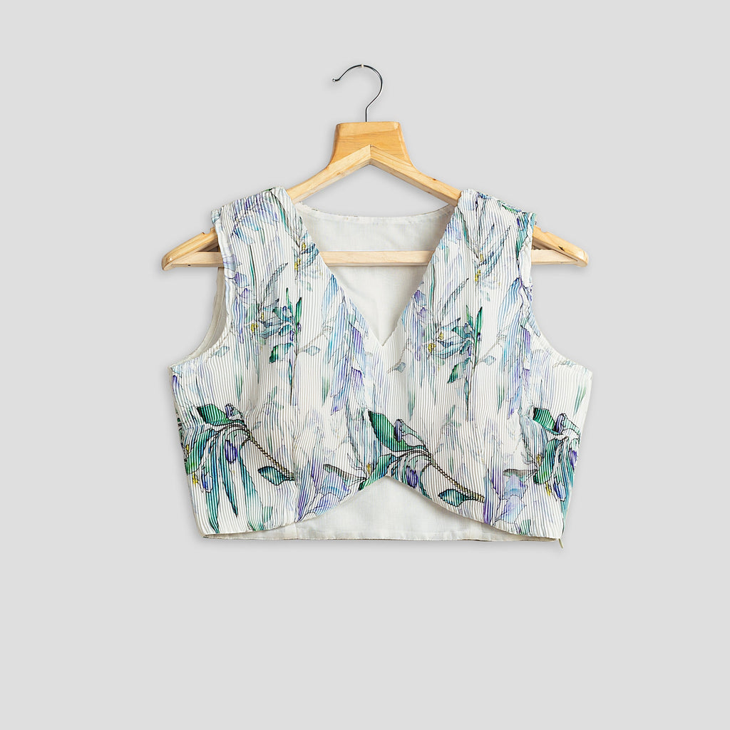 Blusa plisada blanca con estampado de hojas