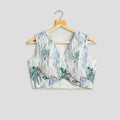 Blusa plisada blanca con estampado de hojas