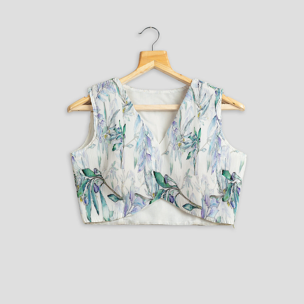 Blusa plisada blanca con estampado de hojas