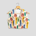 Blusa plisada beige con estampado floral abstracto