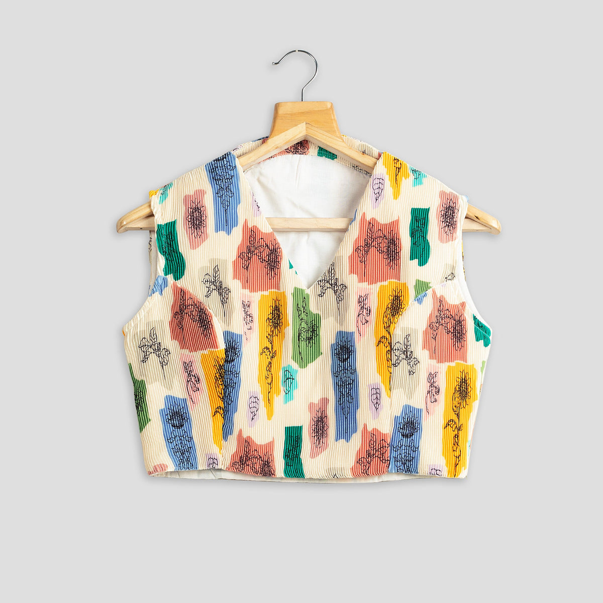 Blusa plisada beige con estampado floral abstracto