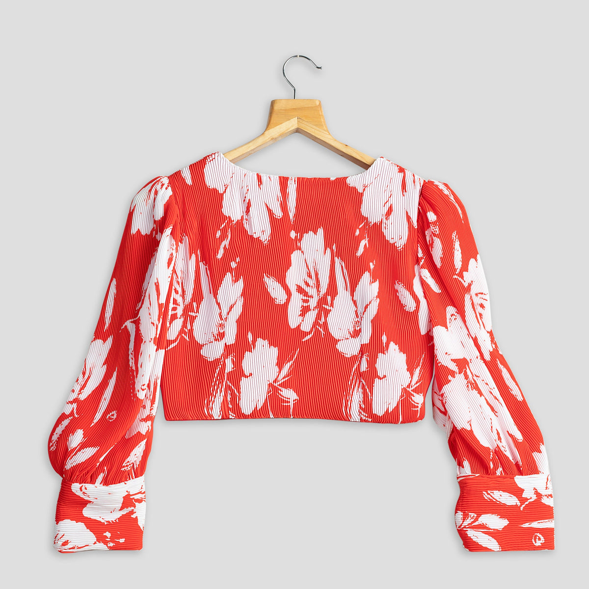 Blusa plisada floral rojo escarlata
