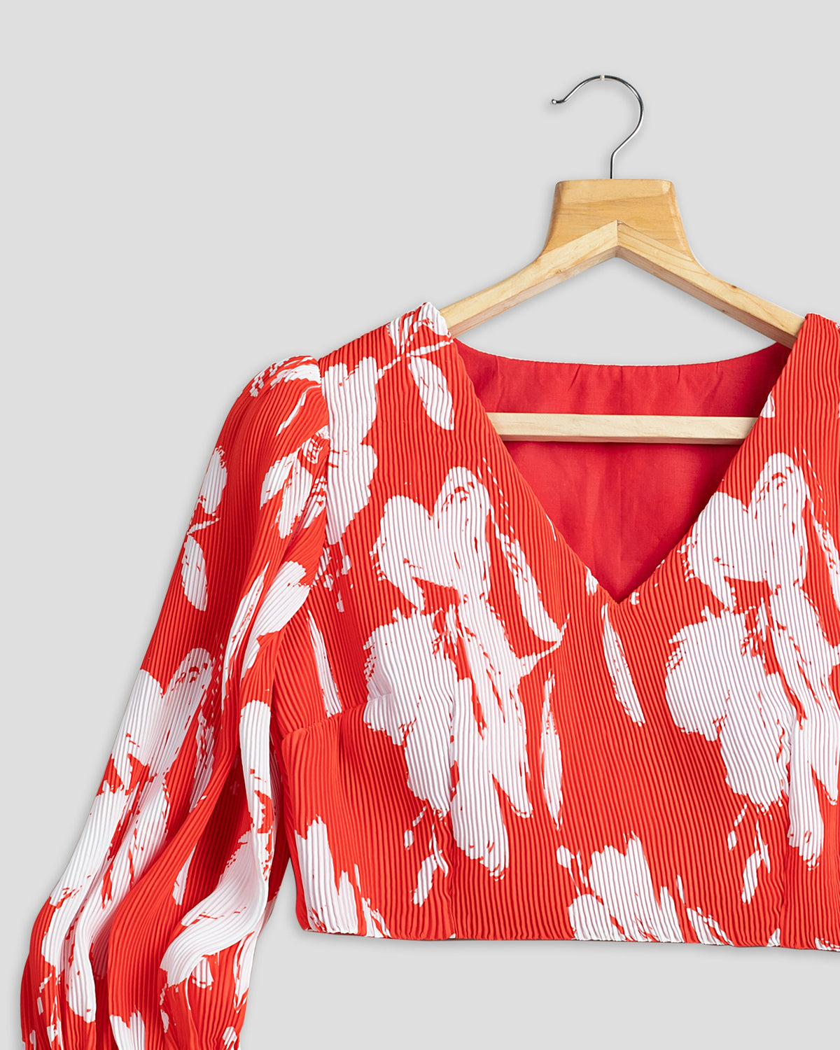 Blusa plisada floral rojo escarlata