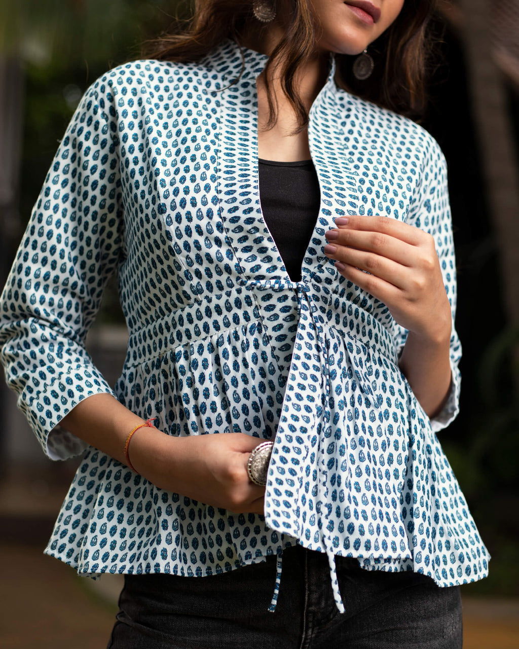 Chaqueta azul y blanca con estampado paisley y volante