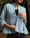 Chaqueta azul y blanca con estampado paisley y volante