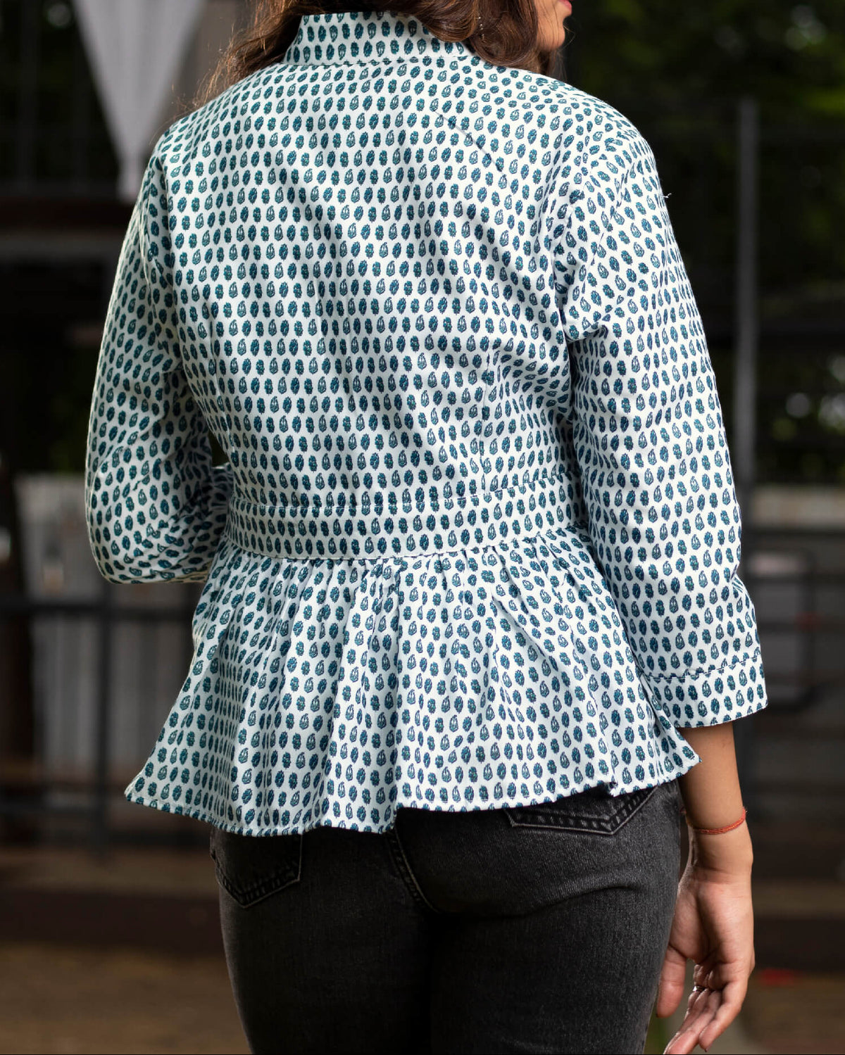 Chaqueta azul y blanca con estampado paisley y volante