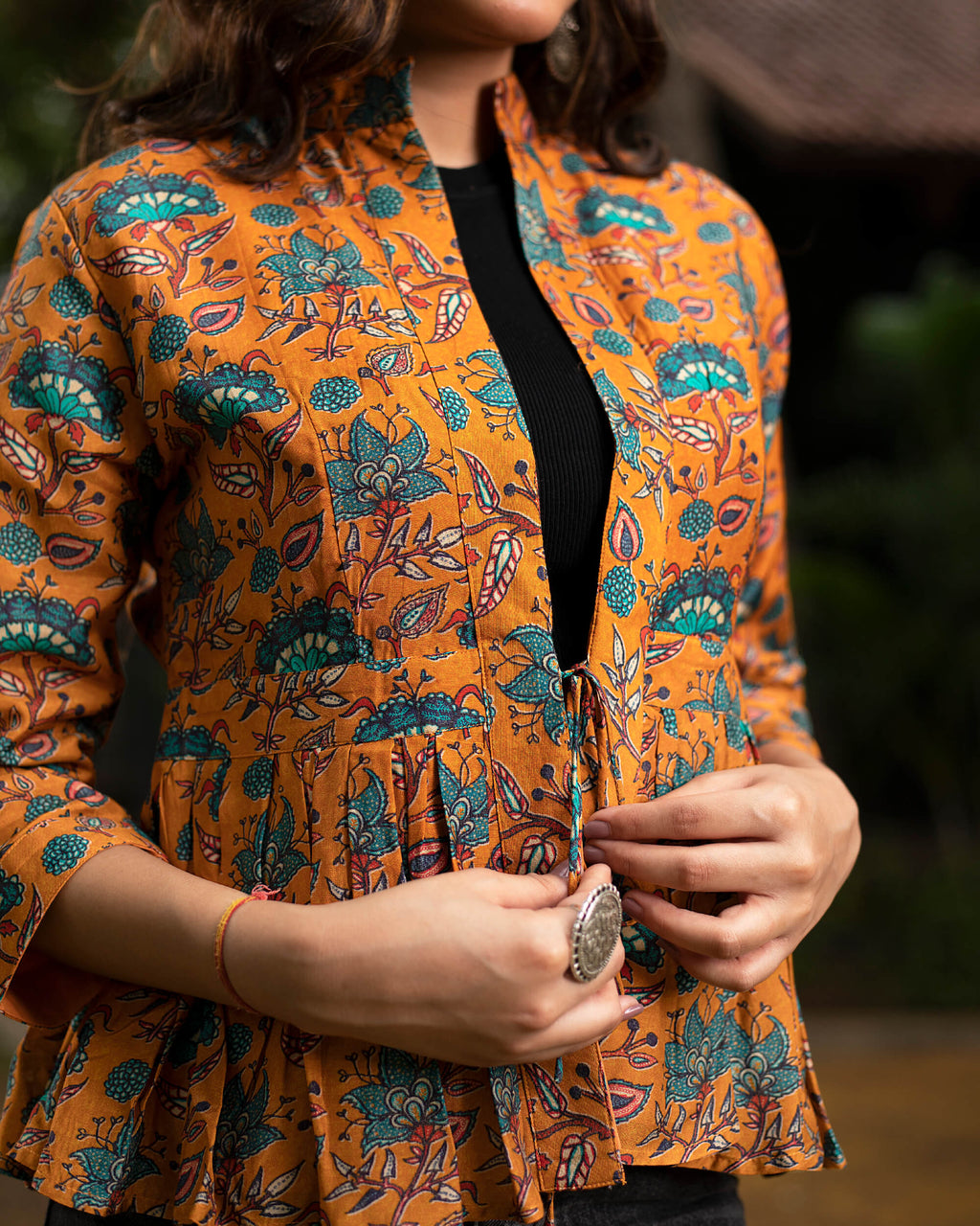 Chaqueta floral mostaza y turquesa con volante