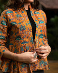 Chaqueta floral mostaza y turquesa con volante