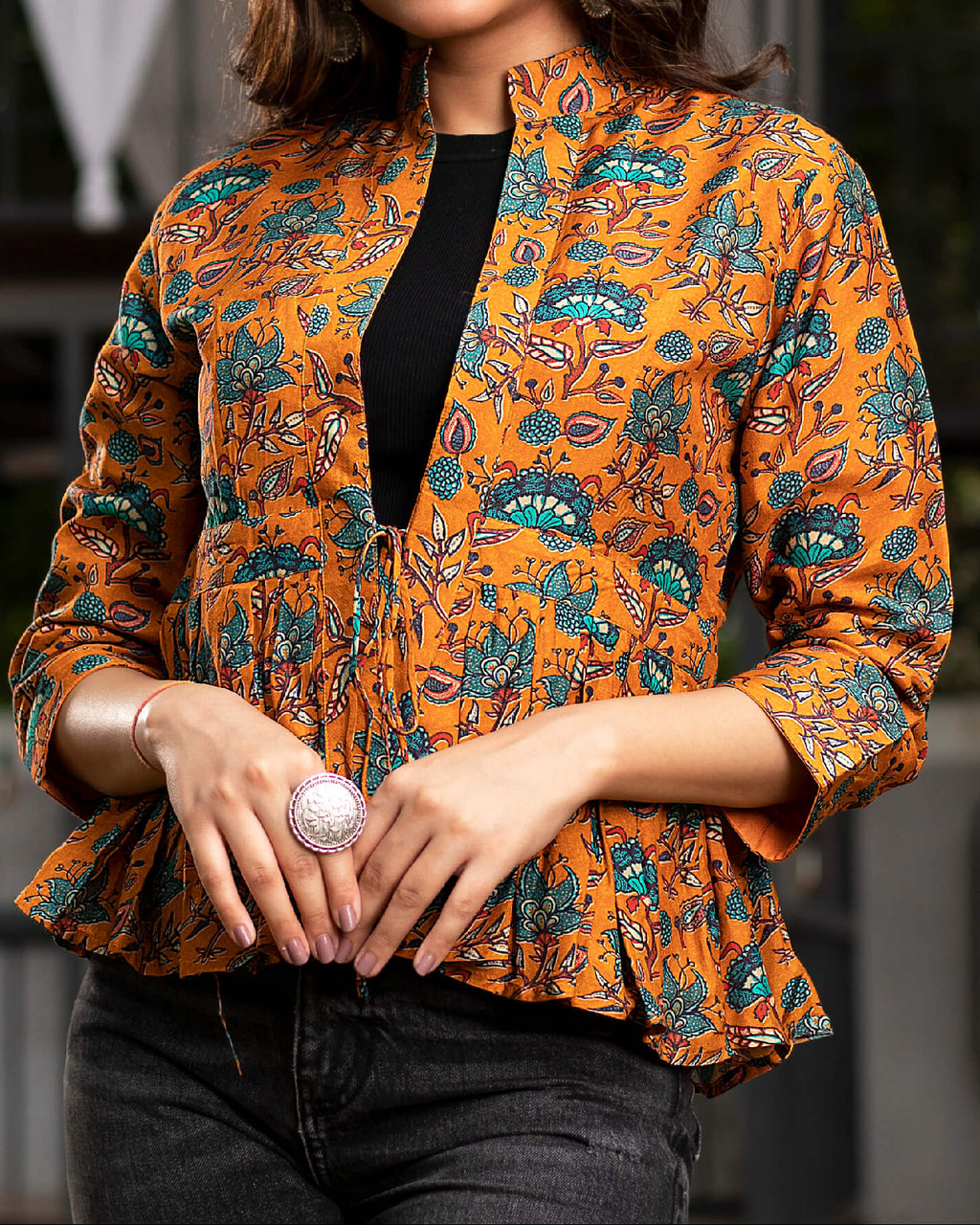 Chaqueta floral mostaza y turquesa con volante