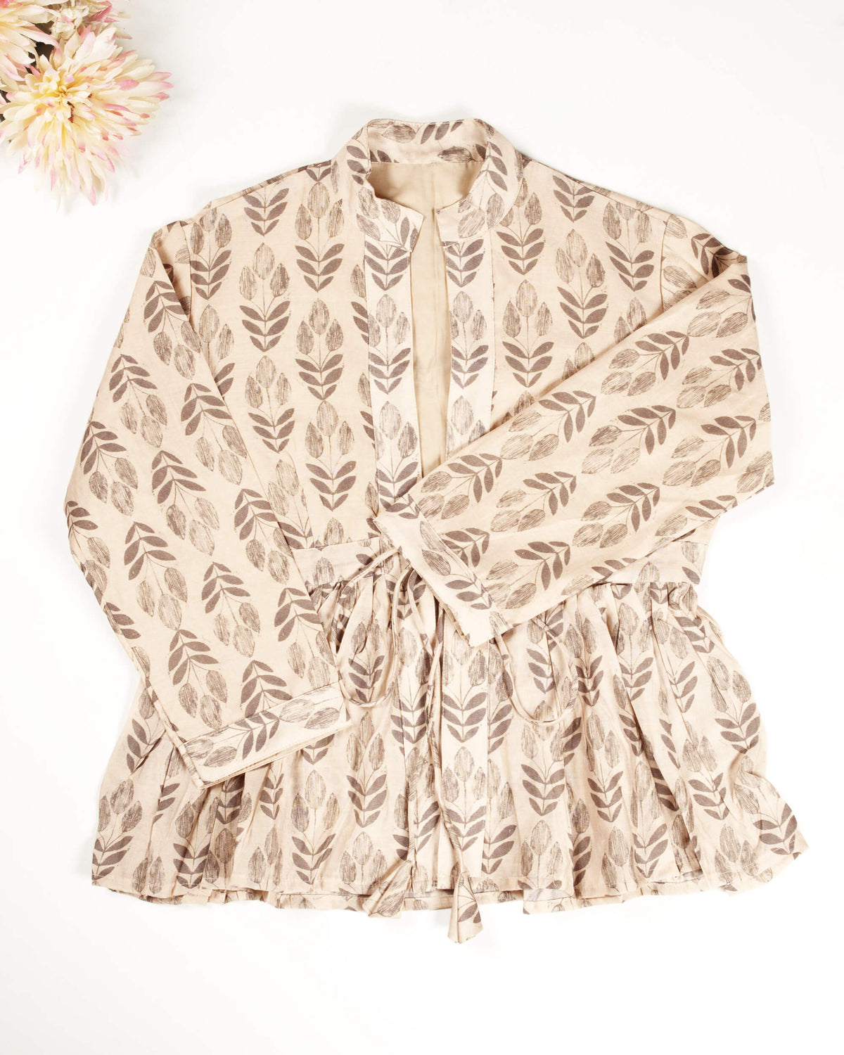 Chaqueta beige y gris con estampado de hojas, cuello y volante