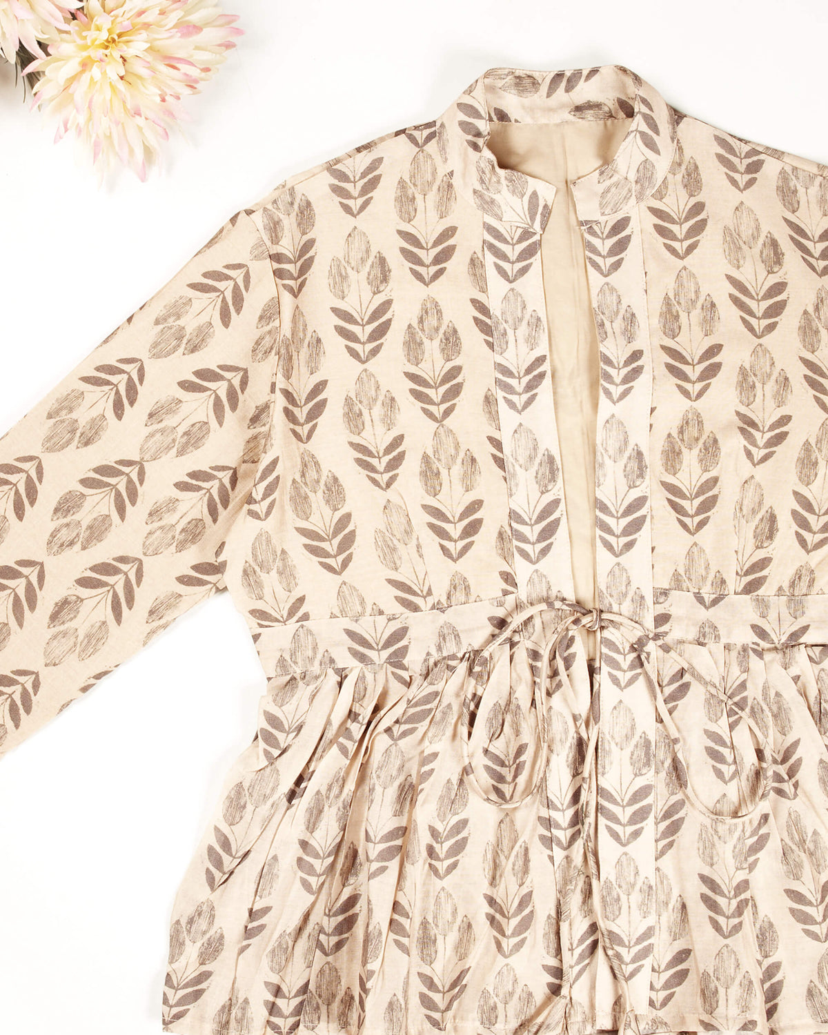 Chaqueta beige y gris con estampado de hojas, cuello y volante