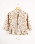 Chaqueta beige y gris con estampado de hojas, cuello y volante