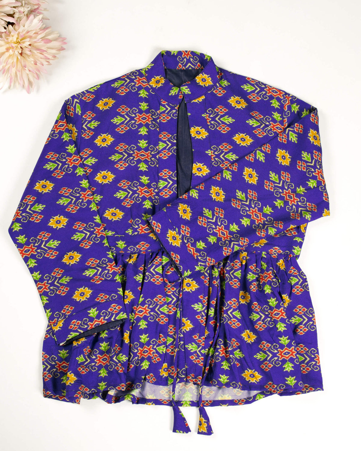 Chaqueta Patola morada y roja con cuello y volante
