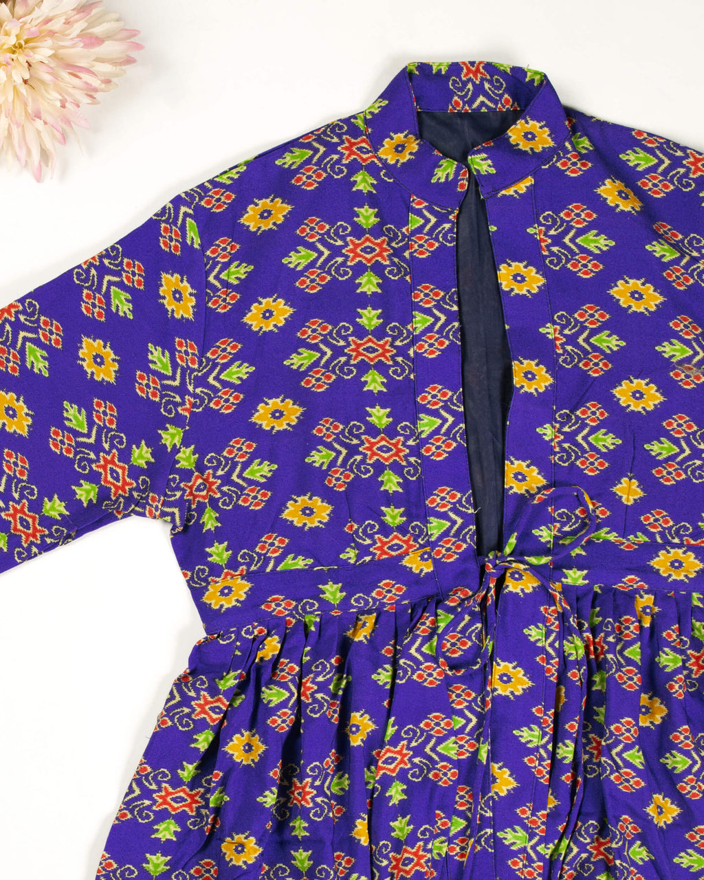 Chaqueta Patola morada y roja con cuello y volante