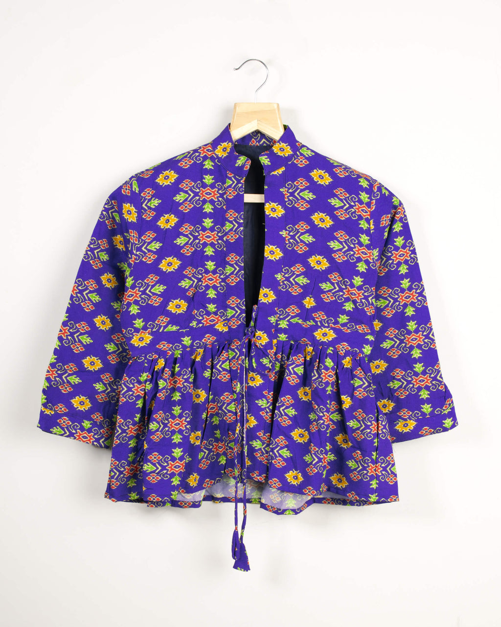 Chaqueta Patola morada y roja con cuello y volante