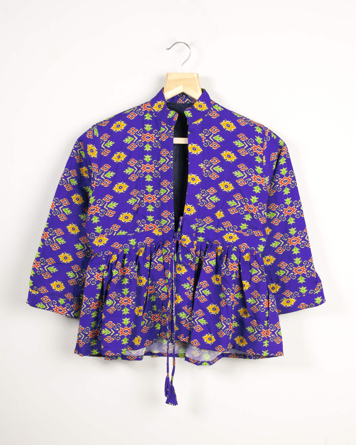 Chaqueta Patola morada y roja con cuello y volante