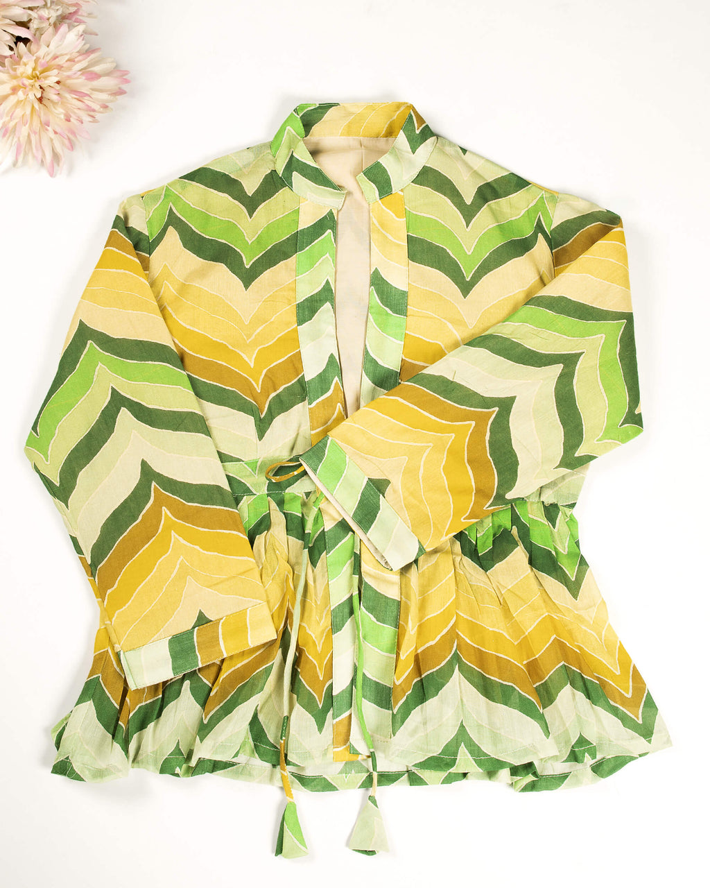Chaqueta verde y amarilla con estampado chevrón y volante