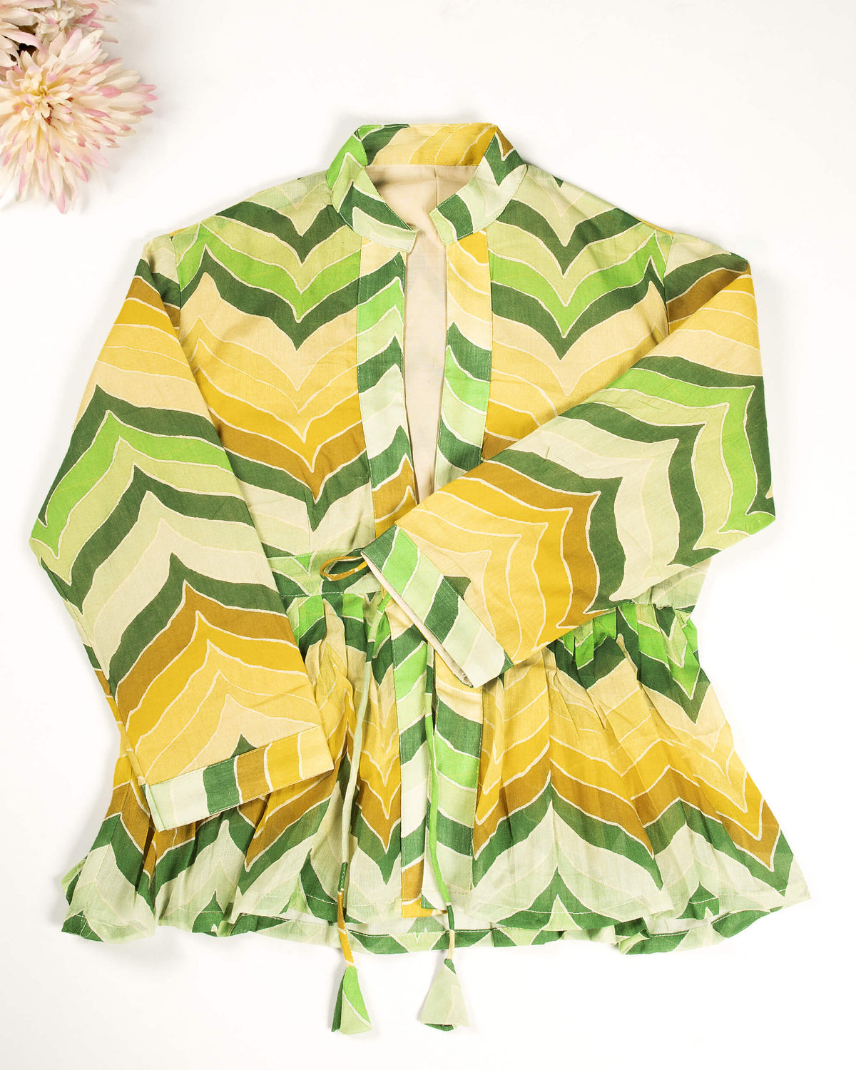 Chaqueta verde y amarilla con estampado chevrón y volante