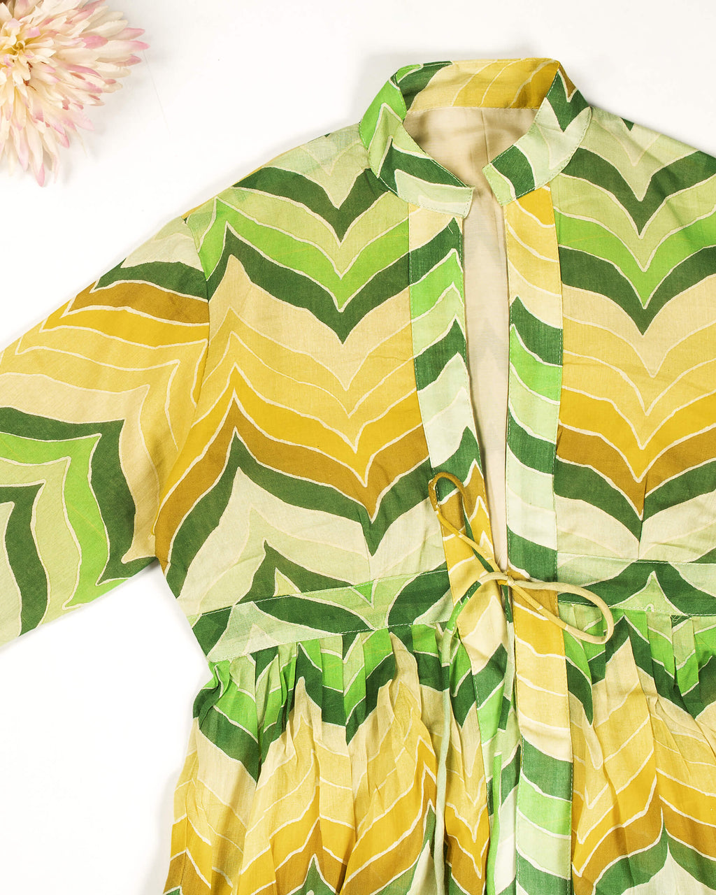 Chaqueta verde y amarilla con estampado chevrón y volante