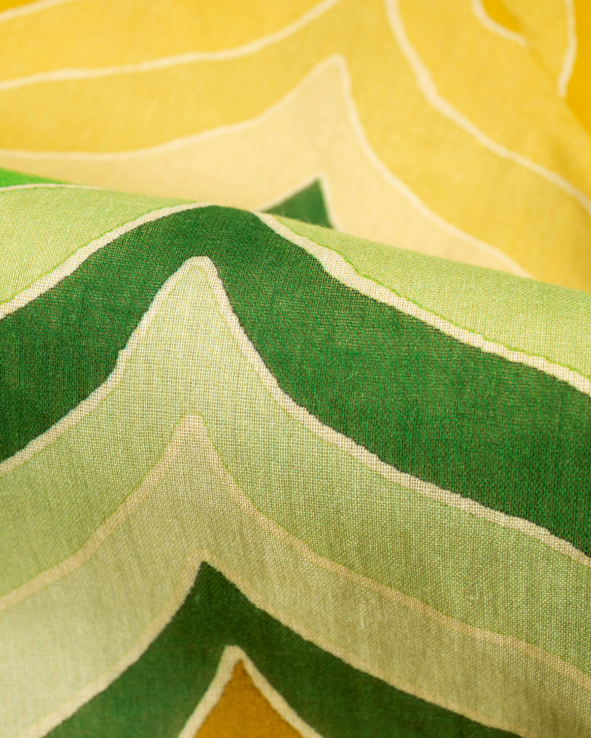 Chaqueta verde y amarilla con estampado chevrón y volante