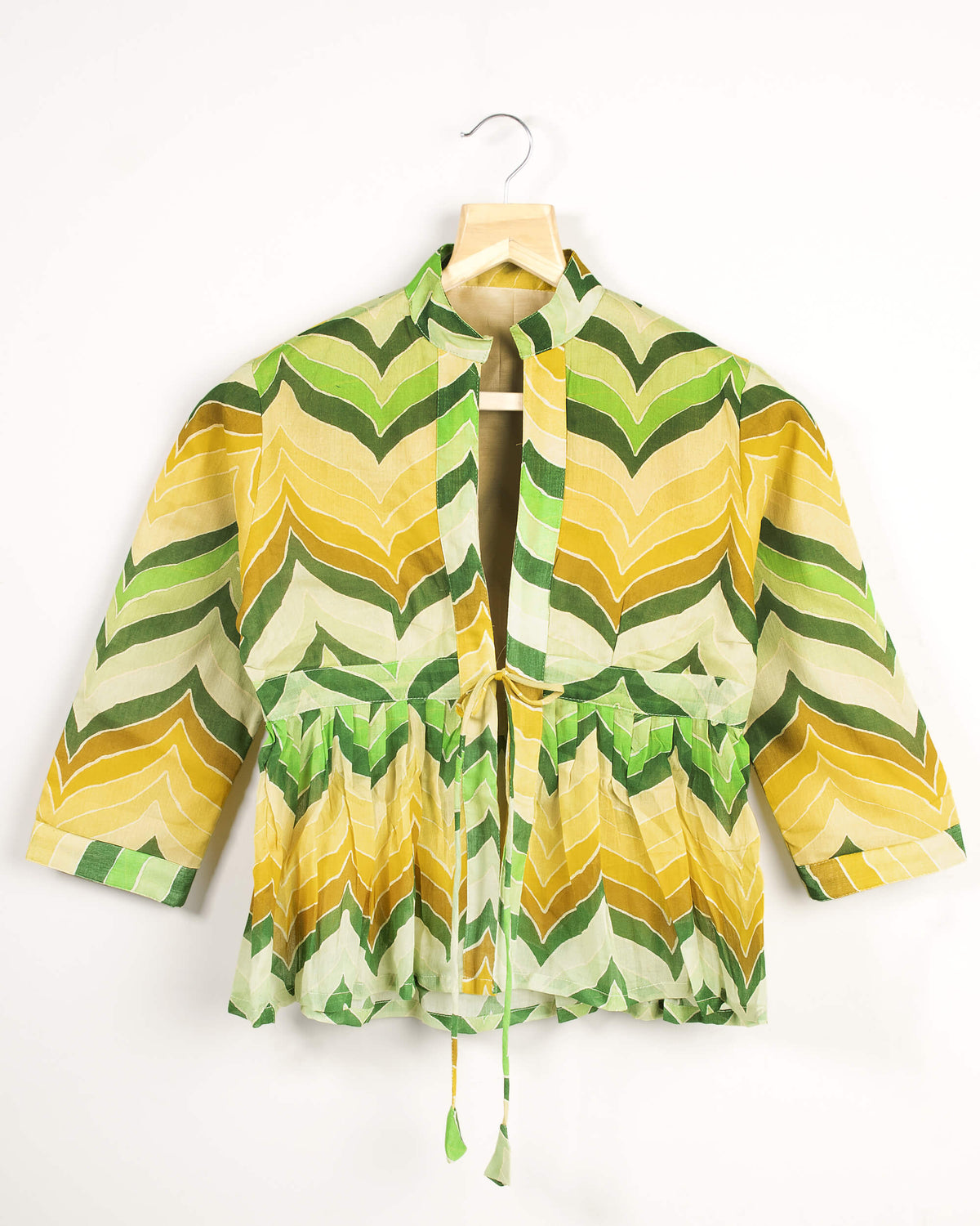 Chaqueta verde y amarilla con estampado chevrón y volante