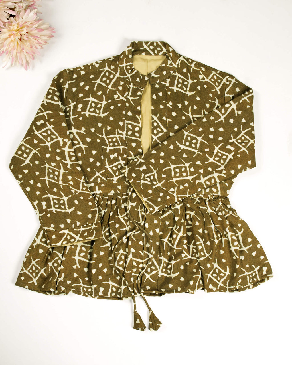 Chaqueta geométrica marrón y crema con volante