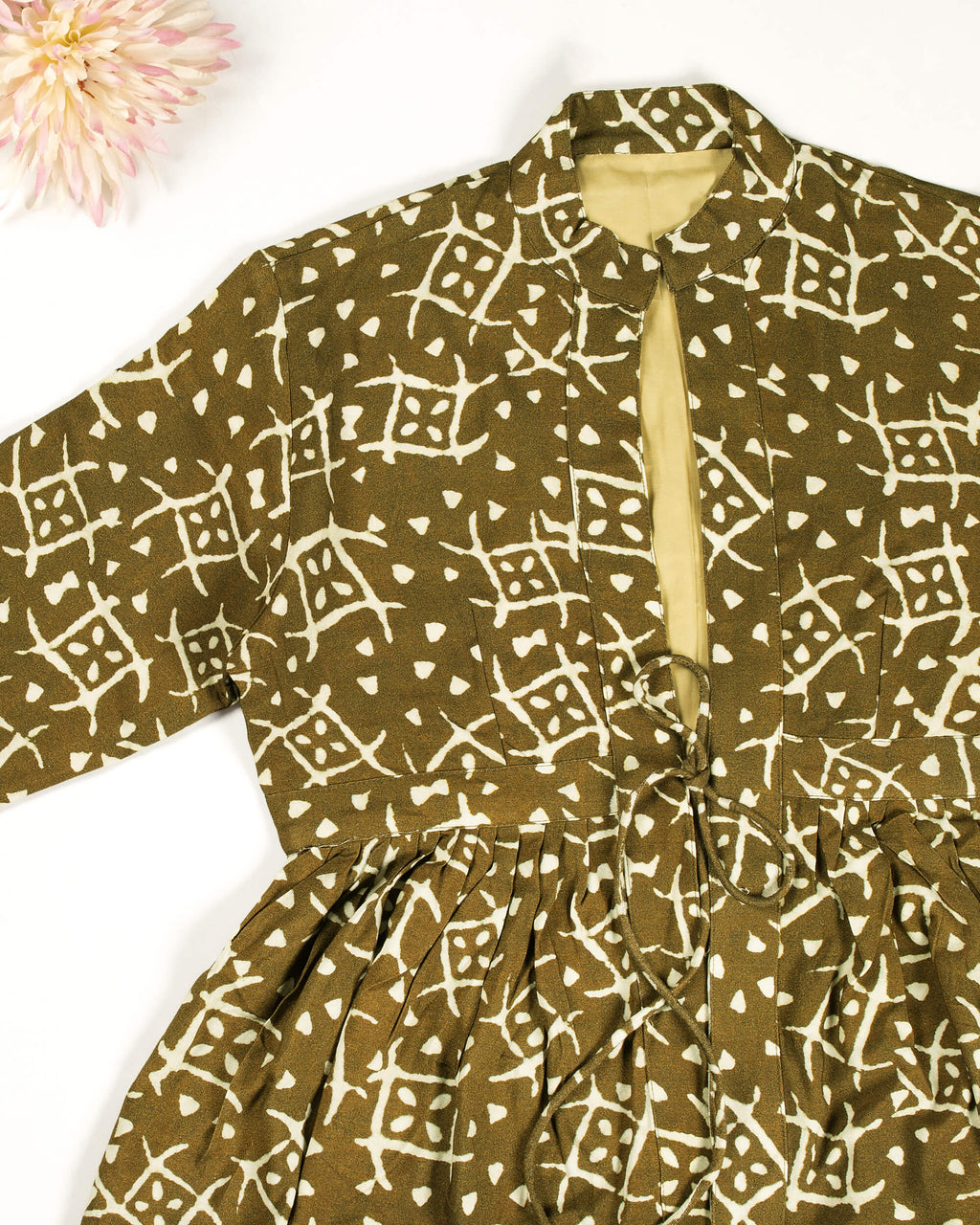 Chaqueta geométrica marrón y crema con volante