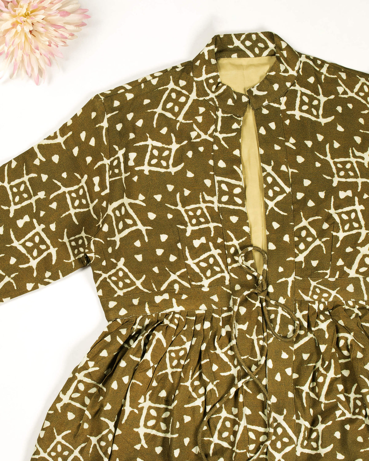 Chaqueta geométrica marrón y crema con volante