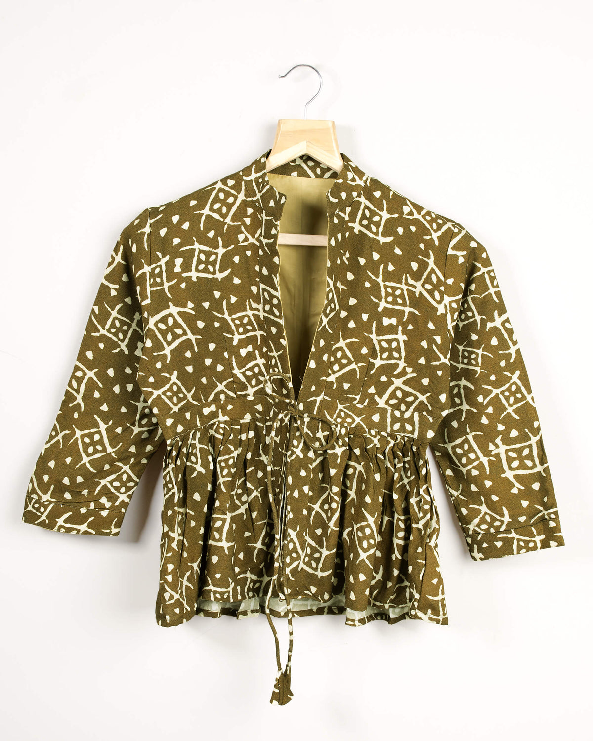 Chaqueta geométrica marrón y crema con volante