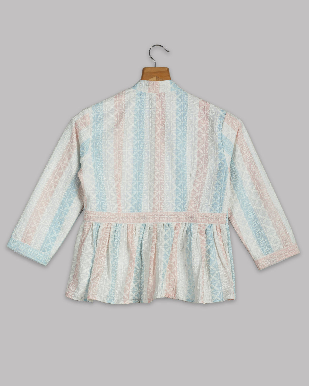 Chaqueta azul claro y melocotón con bordado floral y volante