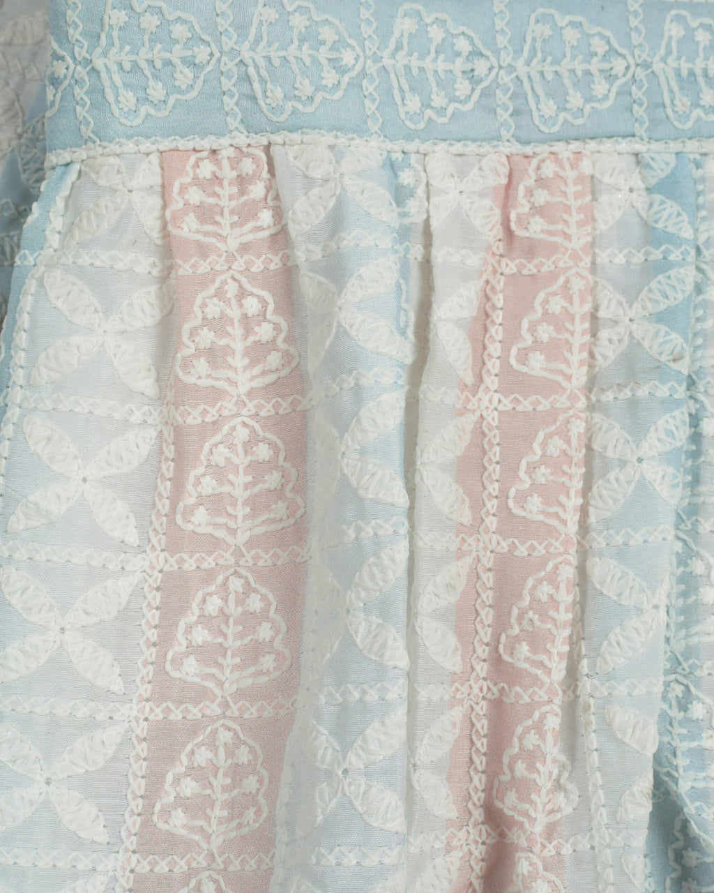 Chaqueta azul claro y melocotón con bordado floral y volante
